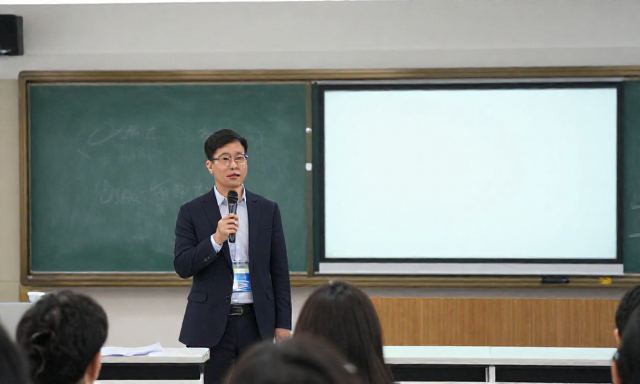 강사 관련 이미지 - 강사로서의 성장을 위한 도약, 단순한 강의를 넘어선 '콘텐츠'의 힘